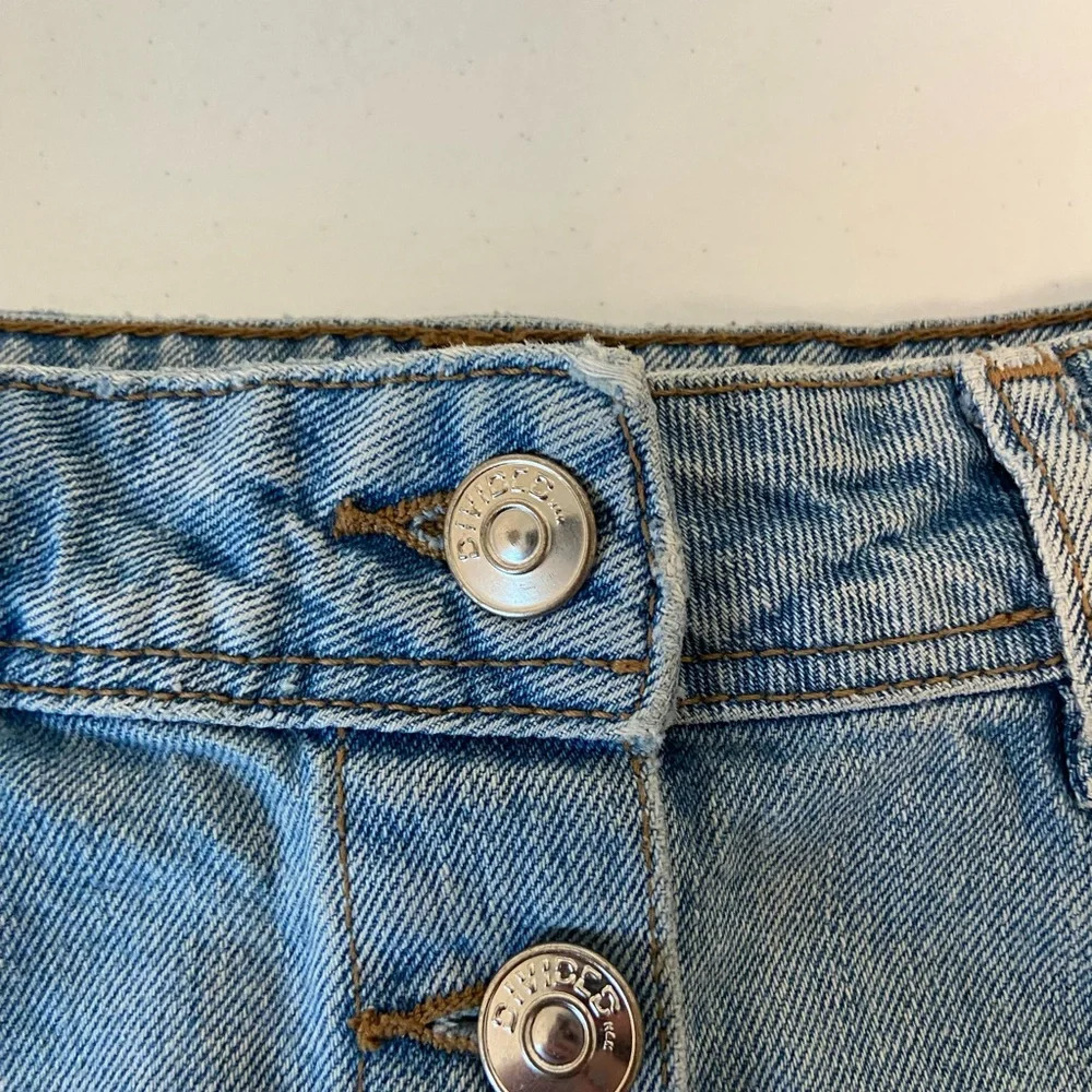 H&M Divided women’s button up light‎ wash denim miniskirt — size 2 - Picture 6 of 7